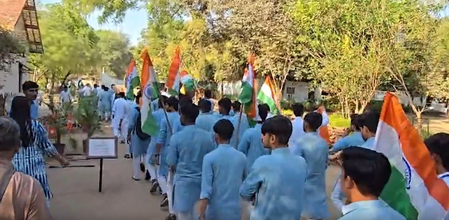 दांडी यात्रा की वर्षगांठ पर साबरमती आश्रम से विद्यार्थियों ने निकाली पदयात्रा