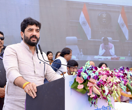 आसमान में भारतीय नारी शक्ति! केंद्र का ऐलान, देश में 11,000 से ज्यादा पायलट, 1,900 से अधिक महिलाएँ