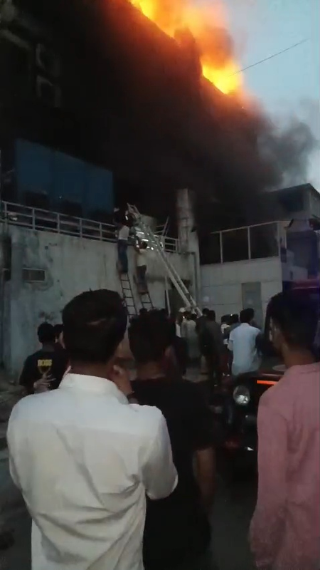 नोएडा की फैक्ट्री में भीषण आग का तांडव, 10 घंटे बाद भी बेकाबू, 40 से ज़्यादा लोग घायल, मची अफरातफरी