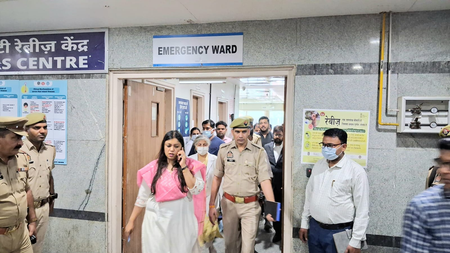 नोएडा फैक्ट्री अग्निकांड: डीएम ने जिला अस्पताल पहुंचकर घायलों का जाना हाल, बेहतर इलाज के निर्देश