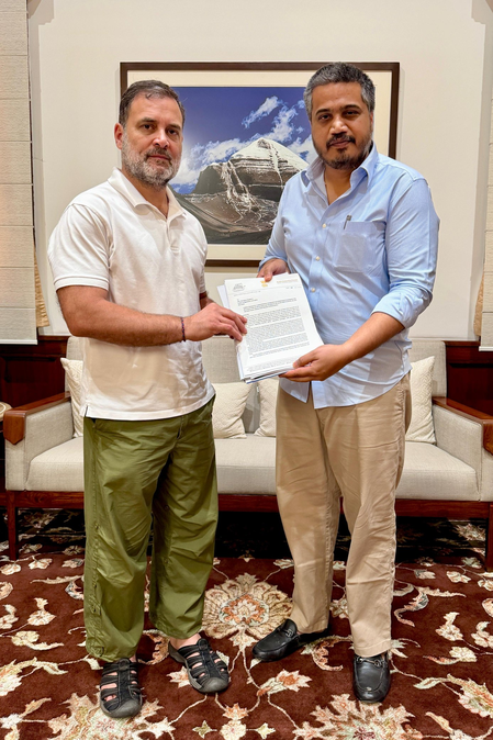 बारामती प्लेन क्रैश रोहित पवार ने राहुल गांधी से की मुलाकात, निष्पक्ष जांच की मांग की