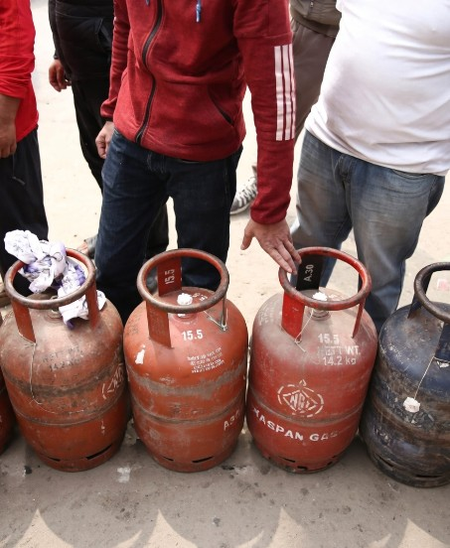 मिडिल ईस्ट तनाव का असर नेपाल में रसोई गैस पर राशनिंग, आधे सिलेंडर ही भरने का आदेश