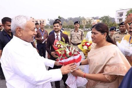 बिहार नीतीश कुमार की प्रशंसा करते हुए लेशी सिंह भावुक हुईं