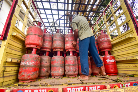 एलपीजी सप्लाई बनाए रखने के लिए लगातार प्रयास जारी, संकट के बीच आम नागरिकों को प्राथमिकता: नितिन खारा