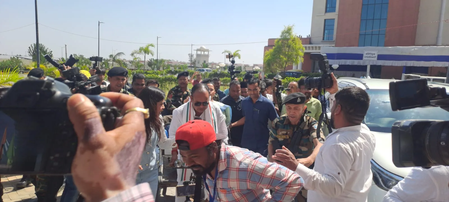 रिक्शा चलाकर झारखंड विधानसभा पहुंचे मंत्री इरफान अंसारी, गैस सिलेंडर की किल्लत-महंगाई पर सत्ता पक्ष का हंगामा