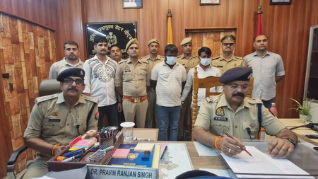 ग्रेटर नोएडा बंद घरों में चोरी करने वाले दो शातिर चोर गिरफ्तार, लाखों की ज्वैलरी व हथियार बरामद