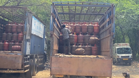 गौतमबुद्ध नगर में गैस संकट को लेकर प्रशासन सतर्क: छापेमारी में कालाबाजारी के नहीं मिले सबूत, लेकिन उपभोक्ता परेशान