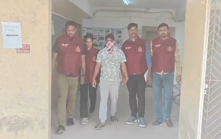 दिल्ली पुलिस ने एक वांछित अपराधी और दो शातिर चोरों को किया गिरफ्तार