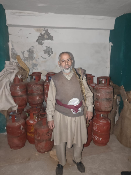 जम्मू-कश्मीर: एलपीजी सिलेंडरों की जमाखोरी और कालाबाजारी का भंडाफोड़, 75 सिलेंडर बरामद