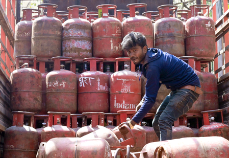 यूपी में LPG सिलेंडरों की कालाबाजारी पर बड़ा एक्शन: योगी सरकार की 2500 से ज्यादा ठिकानों पर छापेमारी, कई गिरफ्तार