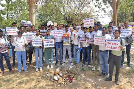 झारखंड में जेटेट परीक्षा लंबे समय से लंबित रहने से परेशान अभ्यर्थी सड़क पर उतरे, विधानसभा तक किया पैदल मार्च झारखंड में जेटेट परीक्षा लंबे समय से लंबित रहने से परेशान अभ्यर्थी सड़क पर उतरे, विधानसभा तक किया पैदल मार्च