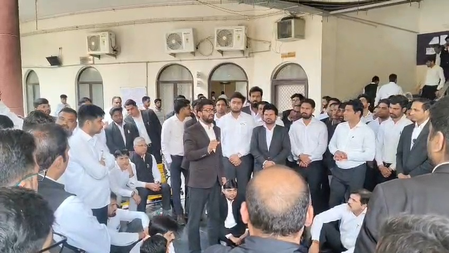 ग्रेटर नोएडा जिला न्यायालय में अधिवक्ता से मारपीट के विरोध में वकीलों का हंगामा, दोषी पुलिसकर्मियों पर कार्रवाई की मांग ग्रेटर नोएडा जिला न्यायालय में अधिवक्ता से मारपीट के विरोध में वकीलों का हंगामा, दोषी पुलिसकर्मियों पर कार्रवाई की मांग