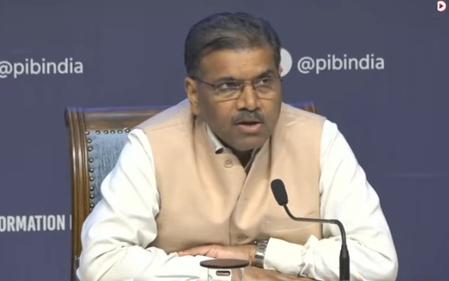 होर्मुज स्ट्रेट के पश्चिम में 611 नाविकों के साथ भारतीय झंडे वाले 22 जहाज मौजूद जलमार्ग मंत्रालय होर्मुज स्ट्रेट के पश्चिम में 611 नाविकों के साथ भारतीय झंडे वाले 22 जहाज मौजूद जलमार्ग मंत्रालय