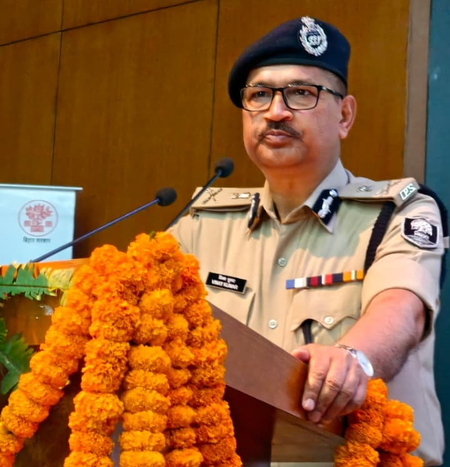 बिहार पुलिस कानून के दायरे में रहकर अपराधियों के खिलाफ कार्रवाई कर रही डीजीपी विनय कुमार बिहार पुलिस कानून के दायरे में रहकर अपराधियों के खिलाफ कार्रवाई कर रही डीजीपी विनय कुमार