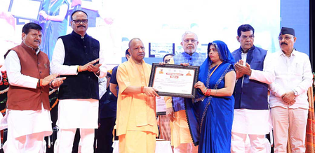 पिछली सरकारों में पाले गए माफिया ने गरीबों की जमीनें कब्जाईं, अब वहीं पर गरीबों के लिए बनेंगे घर सीएम योगी