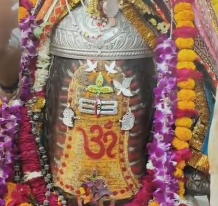 उज्जैन में गूंजा जय श्री महाकाल, तड़के 4 बजे बाबा ने दिए भक्तों को दर्शन उज्जैन में गूंजा जय श्री महाकाल, तड़के 4 बजे बाबा ने दिए भक्तों को दर्शन