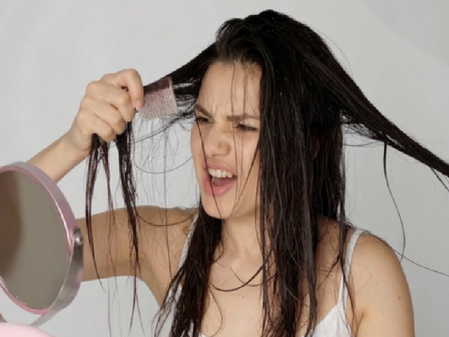 गर्मियों के आते ही चिपचिपे हो जाते हैं बाल, सभी परेशानियों से निजात दिलाएंगे ये आयुर्वेदिक तेल