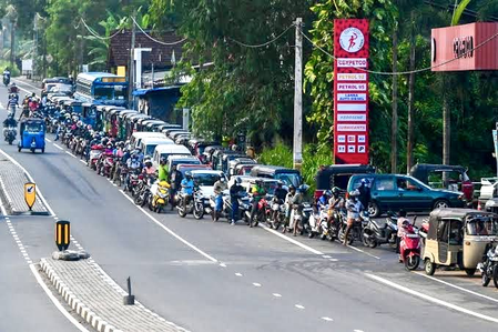 श्रीलंका में फ्यूल क्यू आर सिस्टम बना मुसीबत सेकंड-हैंड वाहन मालिकों को नहीं मिल रहा पेट्रोल
