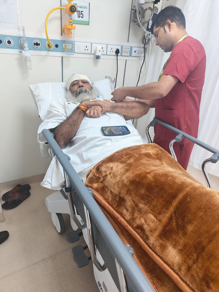 संभल  पैर फिसलने से चोटिल हुए प्रमोद कृष्णम, आपात सर्जरी के बाद खतरे से बाहर