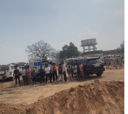 झारखंड  पूर्व मंत्री और कांग्रेस नेता योगेंद्र साव के आवास पर चला बुलडोजर, खनन क्षेत्र की जमीन खाली कराई गई