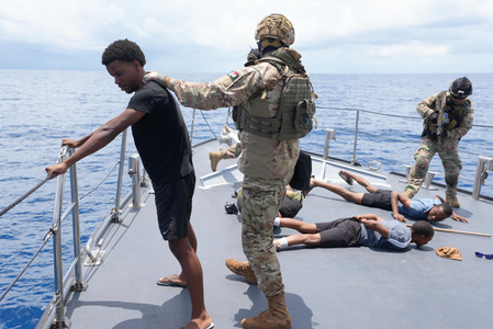 भारतीय नौसेना के मार्कोस एवं सेशेल्स रक्षा बलों की समुद्री जहाज पर चढ़ाई, नियंत्रण व तलाशी