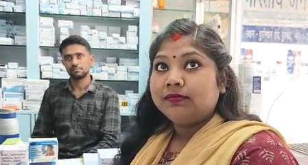 झारखंड दुमका में पीएम जन औषधि से कम कीमत पर दवाइयां खरीद रहे लोग