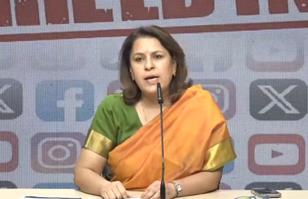 सोशल मीडिया ब्लॉक कर अभिव्यक्ति की आजादी पर हमला सुप्रिया श्रीनेत