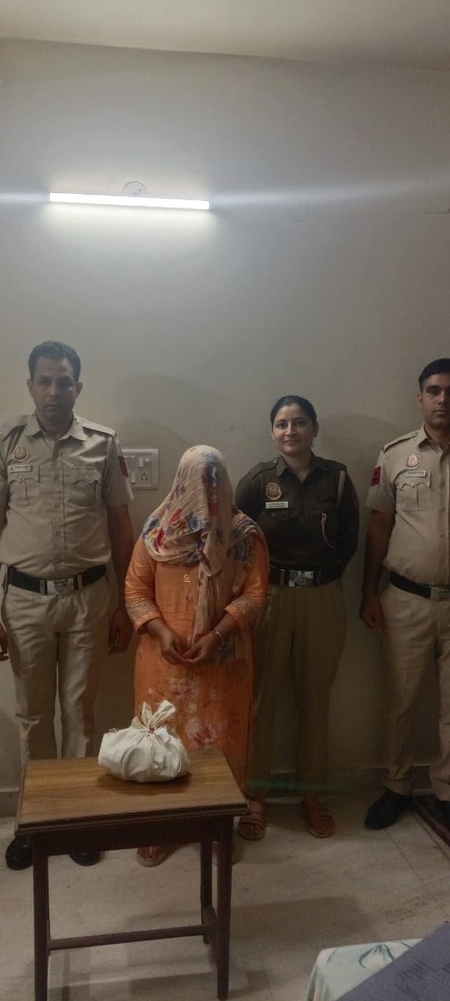 लाजपत नगर मेट्रो स्टेशन पर बैग चोरी करने वाली महिला गिरफ्तार, पैसे और दस्तावेज बरामद