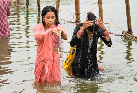 बिहार में नहाय-खाय के साथ चैती छठ प्रारंभ, देव सूर्य मंदिर में सूर्योपासना के लिए जुटी व्रतियों की भारी भीड़