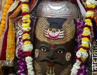 महाकाल दरबार में उमड़ी भक्तों की भारी भीड़, भस्म आरती में बाबा के साकार रूप के हुए दिव्य दर्शन महाकाल दरबार में उमड़ी भक्तों की भारी भीड़, भस्म आरती में बाबा के साकार रूप के हुए दिव्य दर्शन