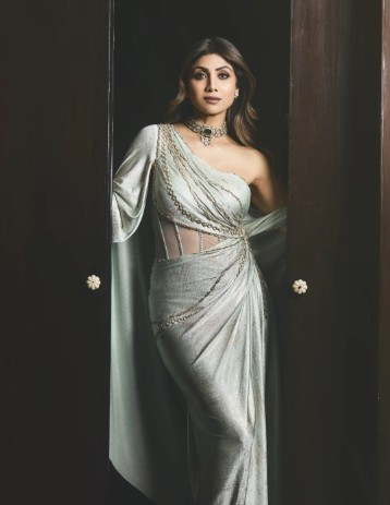 शिल्पा शेट्टी ने बताया रिवर्स हाइपर एक्सरसाइज का सही तरीका, गिनाए कई फायदे शिल्पा शेट्टी ने बताया रिवर्स हाइपर एक्सरसाइज का सही तरीका, गिनाए कई फायदे