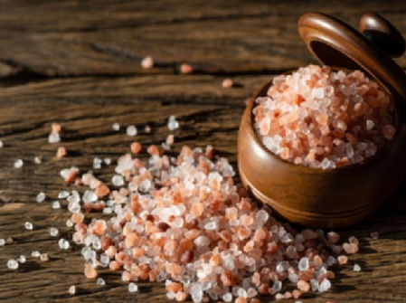 सफेद या गुलाबी, कौन सा नमक है सेहत के लिए वरदान? आयुर्वेद से जानें प्रभाव सफेद या गुलाबी, कौन सा नमक है सेहत के लिए वरदान? आयुर्वेद से जानें प्रभाव