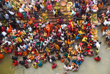 बिहार छठ व्रतियों ने की खरना पूजा, 36 घंटे का निर्जला व्रत शुरू
