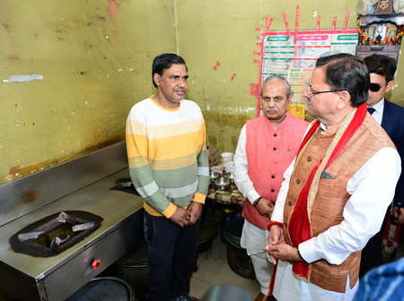 उत्तराखंड  सीएम पुष्कर धामी ने रेस्टोरेंट में पहुंच लिया रसोई गैस आपूर्ति का जायजा