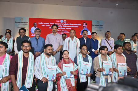 झारखंड स्वास्थ्य मंत्री ने 76 चिकित्सा पदाधिकारियों को सौंपा नियुक्ति पत्र, जल्द होगी 1250 डॉक्टरों की बहाली