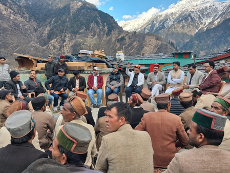 उत्तराखंड  फिताड़ी आग त्रासदी में 8 मकान और 6 अन्न भंडार जलकर खाक, तीन गायों की दर्दनाक मौत