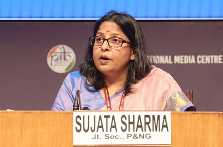 पेट्रोल-डीजल की देश में कोई कमी नहीं, एलपीजी ऑनलाइन बुकिंग 92 फीसदी तक पहुंची  पेट्रोलियम मंत्रालय