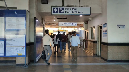 नोएडा सेक्टर-16 मेट्रो स्टेशन पर युवती ने लगाई छलांग, गंभीर हालत में अस्पताल में भर्ती