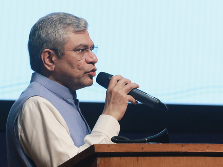 रेलवे यात्रियों की सुविधा और सुरक्षा को बढ़ाने के लिए ट्रेन कोच को बना रहा आधुनिक अश्विनी वैष्णव