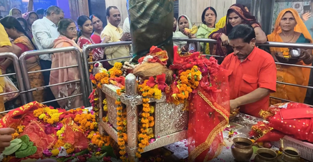 अलोपी शंकरी देवी शक्तिपीठ मंदिर में अष्टमी पर खास रौनक, दर्शन के लिए उमड़ी श्रद्धालुओं की भीड़