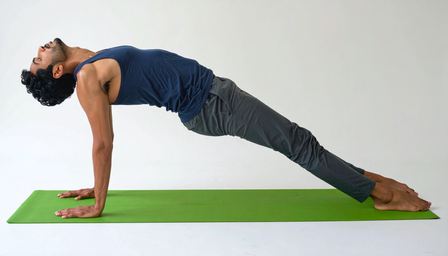 पेट की चर्बी कम करने और कंधों को मजबूत बनाने में जादुई है यह आसन