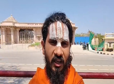 दिग्विजय सिंह ने अयोध्या में राम मंदिर के किए दर्शन, संत बोले-अब अस्तित्व पर सवाल नहीं उठाना