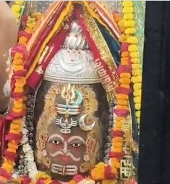 शनिवार की भस्म आरती रही खास, चांदी के त्रिपुंड और फूलों से महका महाकाल का आंगन शनिवार की भस्म आरती रही खास, चांदी के त्रिपुंड और फूलों से महका महाकाल का आंगन