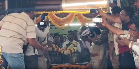 कर्नाटकः वैरामुदी ब्रह्मोत्सव आज, वैरामुदी और सोने के आभूषण पुलिस सुरक्षा के बीच मेलुकोटे रवाना कर्नाटकः वैरामुदी ब्रह्मोत्सव आज, वैरामुदी और सोने के आभूषण पुलिस सुरक्षा के बीच मेलुकोटे रवाना