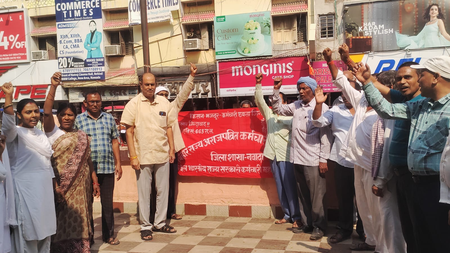 नवादा में बिहार राज्य अराजपत्रित कर्मचारी महासंघ का प्रदर्शन, राजस्व कर्मचारियों की मांगों का किया मजबूत समर्थन