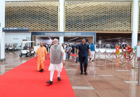 जेवर एयरपोर्ट के टर्मिनल भवन में सुविधाओं को देखकर मन को संतोष हुआ पीएम मोदी