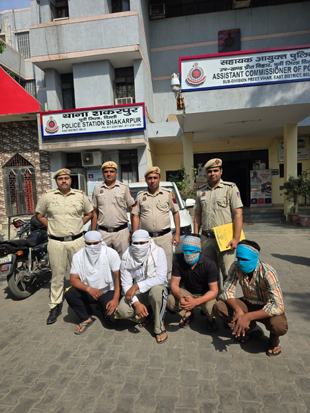 बैंक रिकवरी एजेंट बनकर लोगों से पैसा ऐंठने वाले चार लोग गिरफ्तार, एक कार बरामद