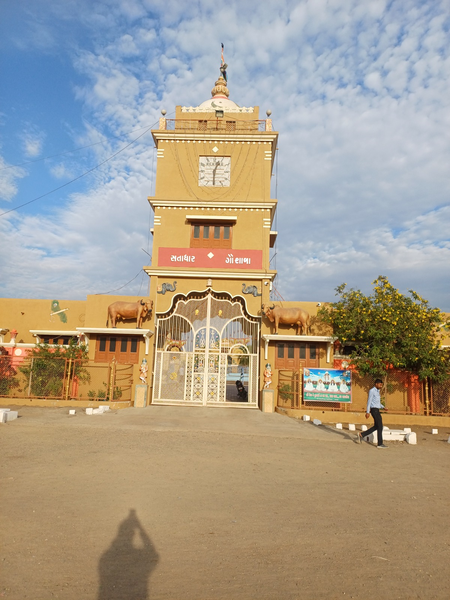 सताधार के पवित्र स्थल पर आत्मनिर्भरता की आरती  रोजाना 10 हजार श्रद्धालुओं का भोजन बायोगैस पर होता है तैयार