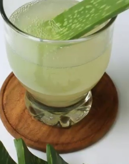 गर्मियों में एलोवेरा जूस ठंडक, ग्लोइंग स्किन और पेट की सफाई का प्राकृतिक उपाय