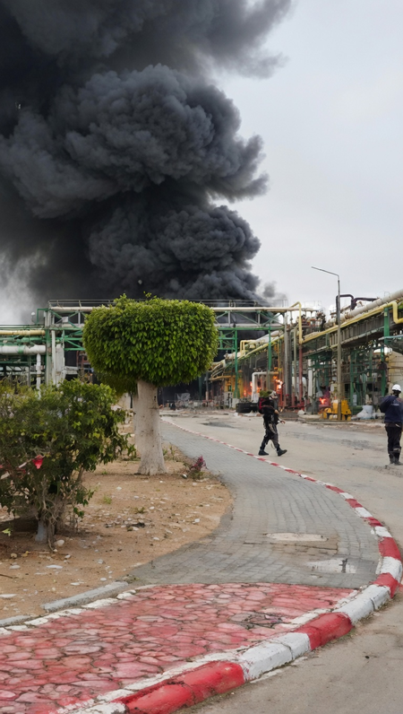 इजरायल प्रमुख केमिकल हब पर ईरान का हमला, प्रशासन ने लोगों को घरों में रहने की दी सलाह